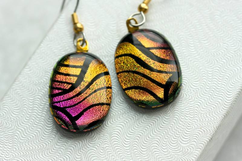 Ohrringe Rosa Und Kupfer Tropfen Baumeln Dichroic Fused Glass Schmuck E-0124 von GetGlassy