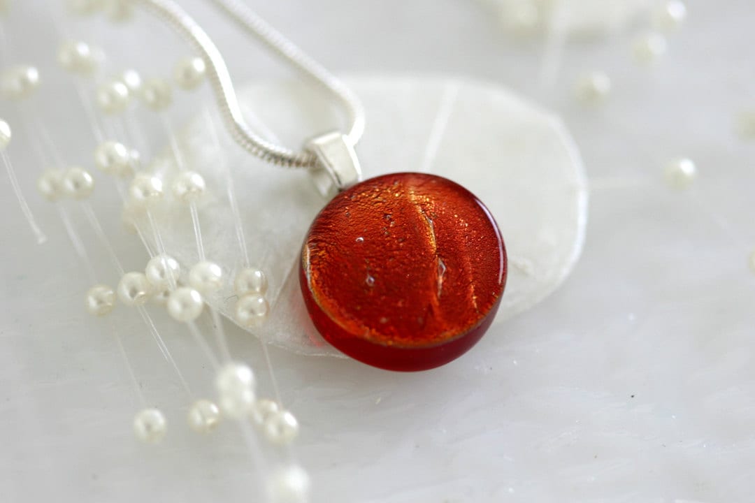 Petite Rot Dichroic Glas Halskette Schmuck Anhänger 01108 Petite Rot Dichroic Glas Halskette Schmuck Anhänger 01108 von GetGlassy
