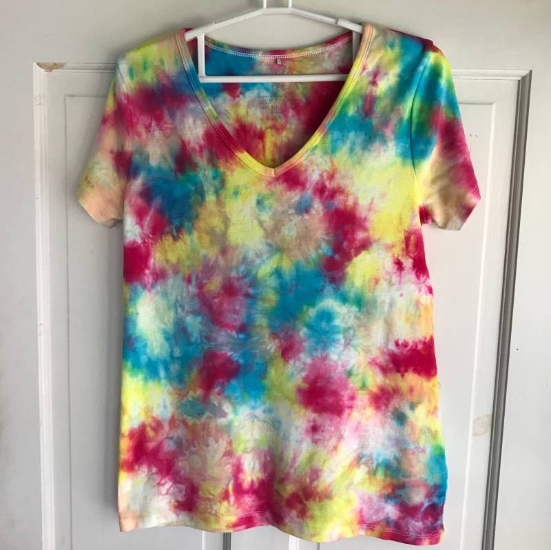 Was Ist Deine Lieblingsfarbe? Damen Größe 10 | Aus Weiches Geripptes V-Ausschnitt-T-Shirt von GetKnittedHandmade