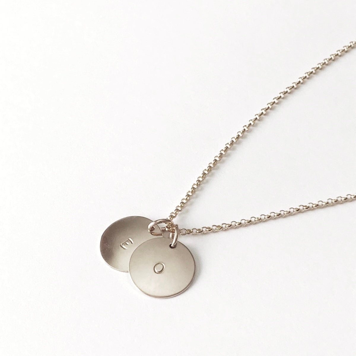 Halskette - Initiale in Sterling-Silber 14K Gold Füllen Brautjungfer Mutter Kind-Namen Muttertag Gestempelt Großmutter von GetNoticed