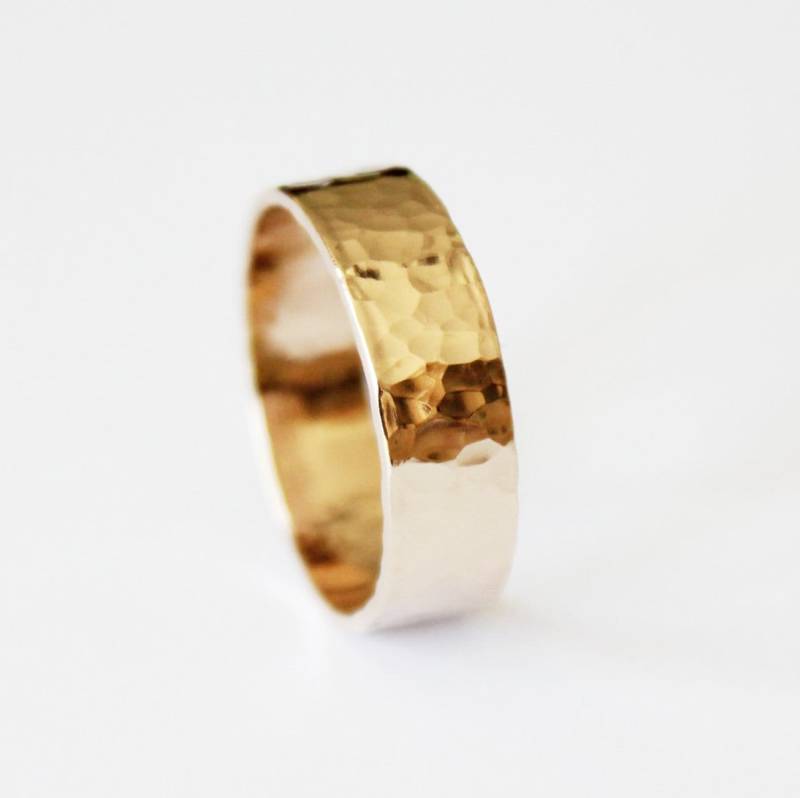 Ring - Gehämmerter 14K Gold Filled Ehering Versprechensring Dickes Goldband Texturiert Sein Und Sie Unisex von GetNoticed