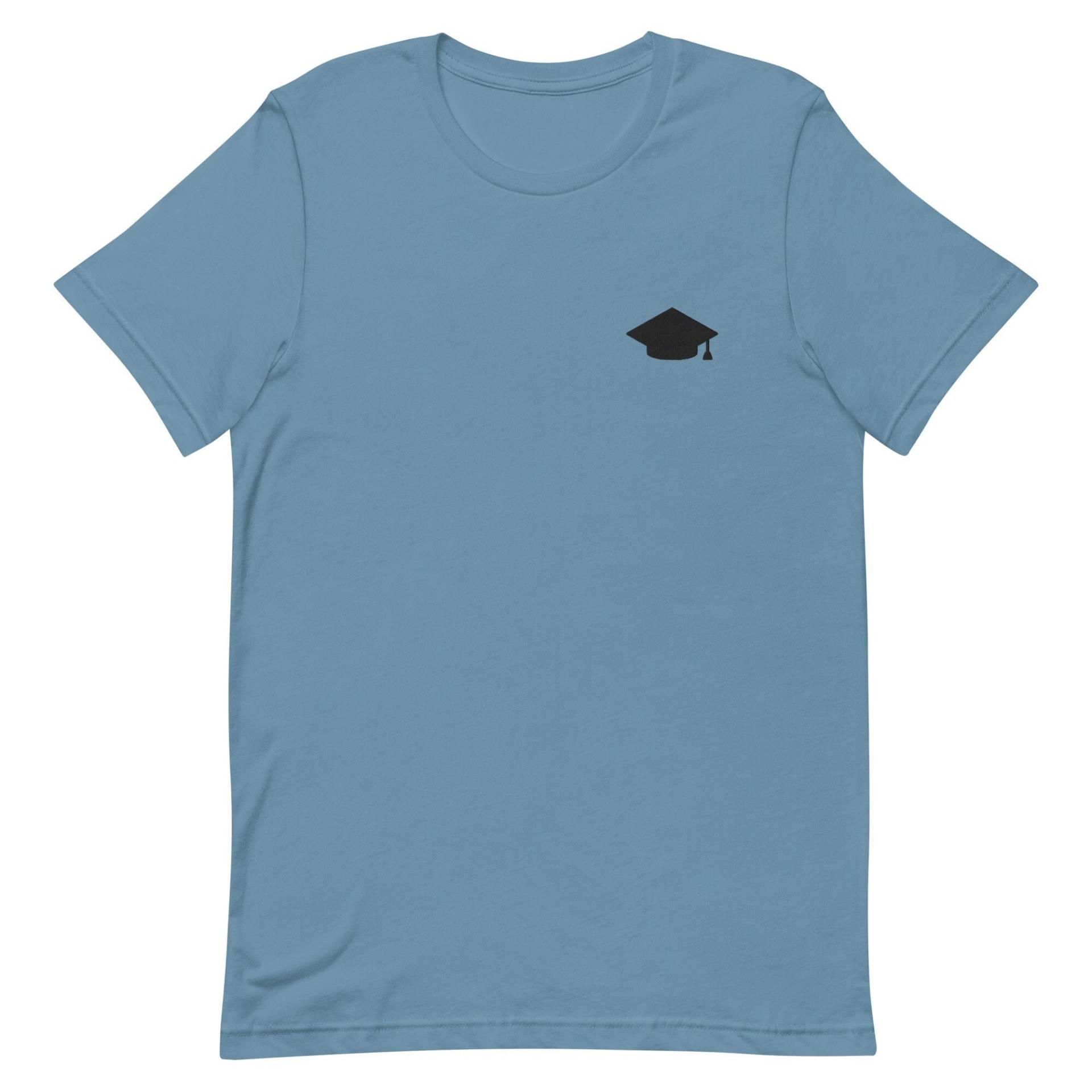Abschlusskappe Unisex T-Shirt, Besticktes Herren-T-Shirt Geschenk Für Freund, Freundin, Unisex-Kurzarmhemd - Mehrere Farben von GetStitch