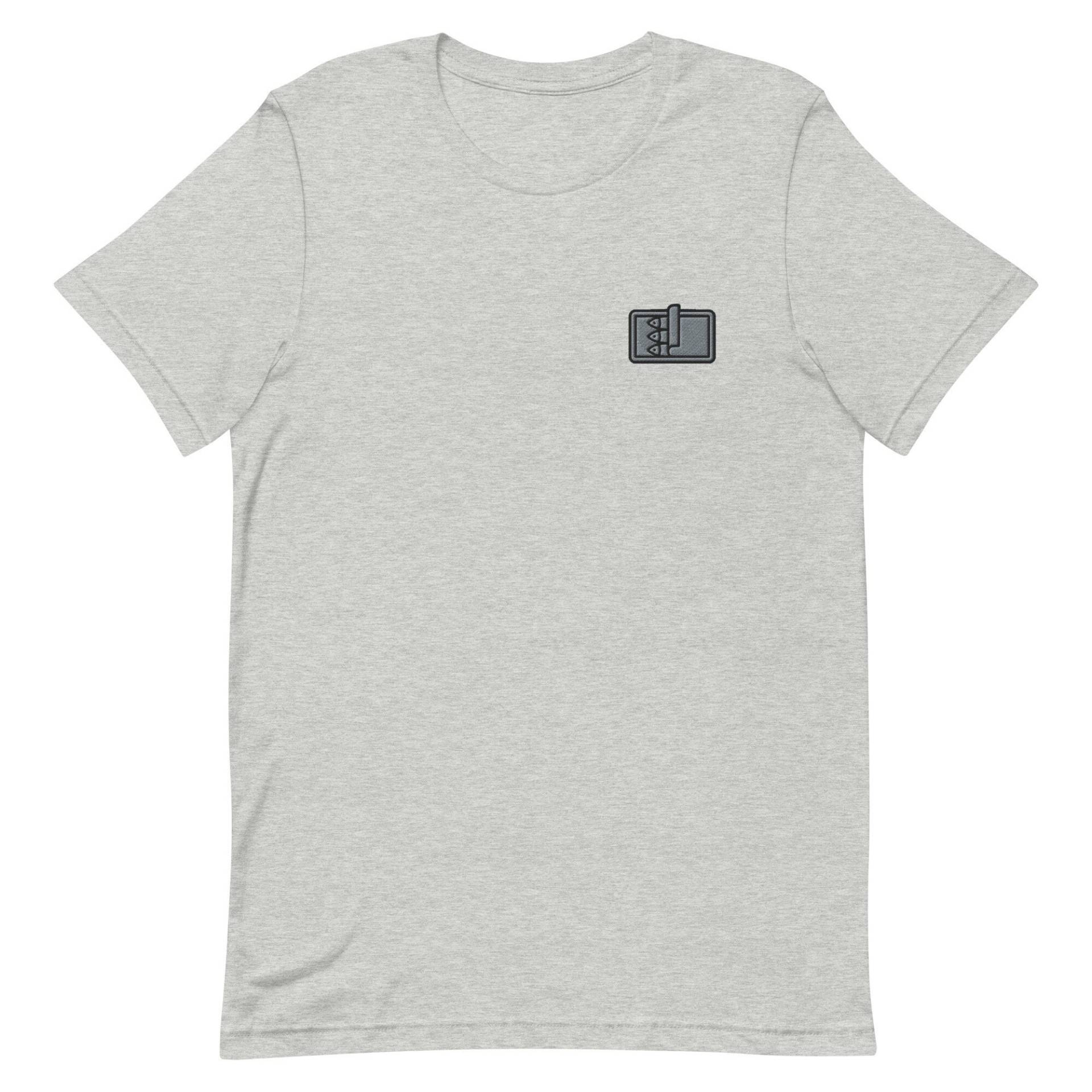 Sardinendose Unisex T-Shirt, Besticktes T-Shirt Geschenk Für Freund, Freundin, Kurzarm Shirt - Mehrere Farben von GetStitch