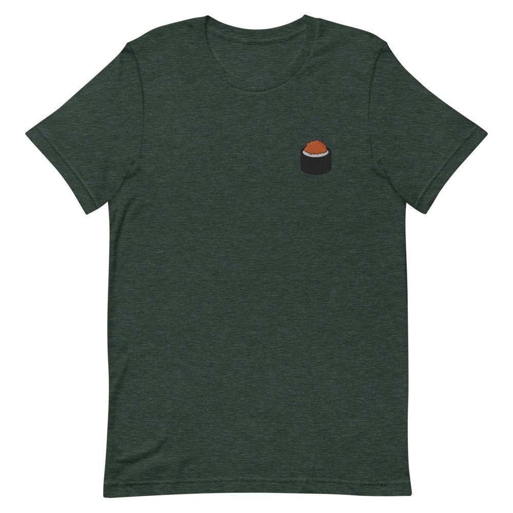 Sushi Roll Ikura Lachs Eier Bestickt Unisex T-Shirt Geschenk Für Freund, Freundin, Kurzarm Shirt - Mehrere Farben von GetStitch