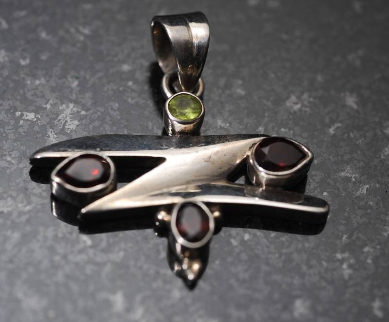 Abstrakte Sterlingsilber Granat Und Peridot Anhänger von GetStones