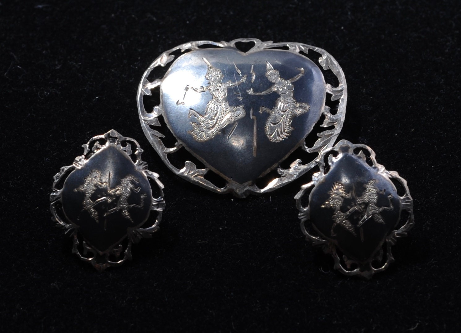 Siam Silber | Niello Brosche Und Clip Auf Ohrringe Set Aus Thailand von GetStones