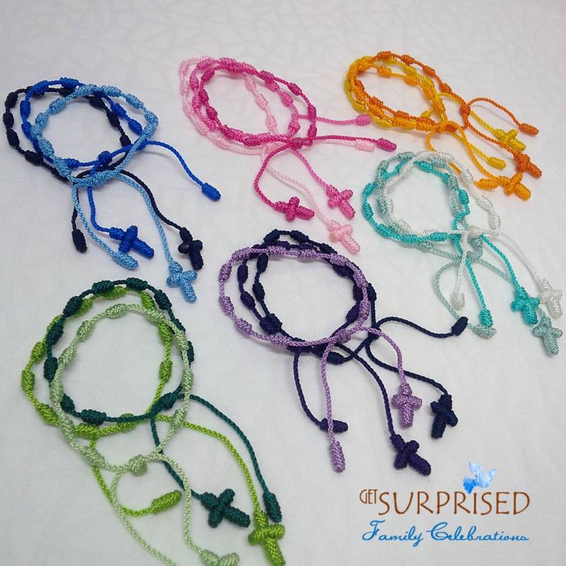 3 Degrade Armband Set. Weiche Farben Frittier Rosaries. Schnurarmbänder. Koralle-Flieder-Gelb-Mint-Blau-Rosa-Weiß. Geknoteter Rosenkranz von GetSurprised