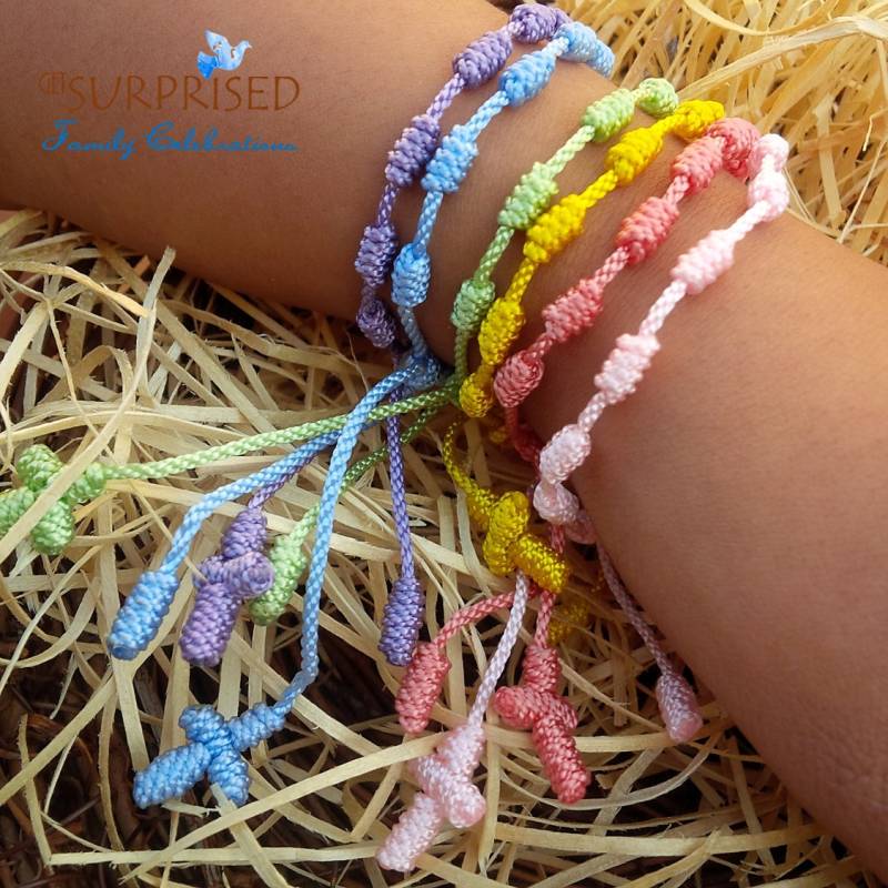 5 Jahrzehnte Oster Set. Blass Farbene Armbänder. Rosa-Baby Blau-Gelb-Weich Grün-Koralle-Flieder. Geknüpftes Rosenkranz Armband. Mädchen Geschenk von GetSurprised