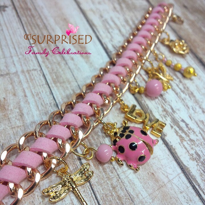 Rosa Marienkäfer Armband. Handgefertigtes Vergoldetes Armband. 8 Hochwertige Charms. Libelle, Schmetterling, Liebe & Rose in Einem Rosa Lederband von GetSurprised