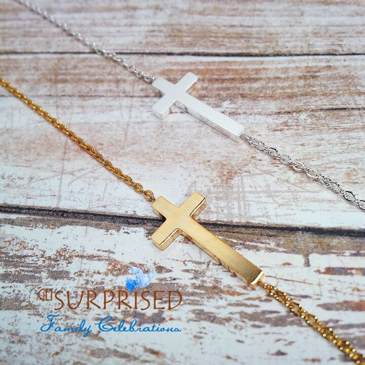 Seitlich Kreuz Halskette. Zierliche Edelstahl Gold Kreuz Halskette. Mädchen Konfirmation Geschenk, Kommunion, Taufe, Mitgefühl. Berühmtheit von GetSurprised