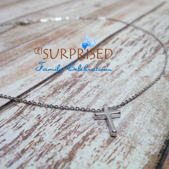 Zierliche Kreuz Chocker. Versilberte Zarte Kreuz Halskette. Mädchen Konfirmation Geschenk, Kommunion, Taufe, Mitgefühl. Berühmtheit von GetSurprised