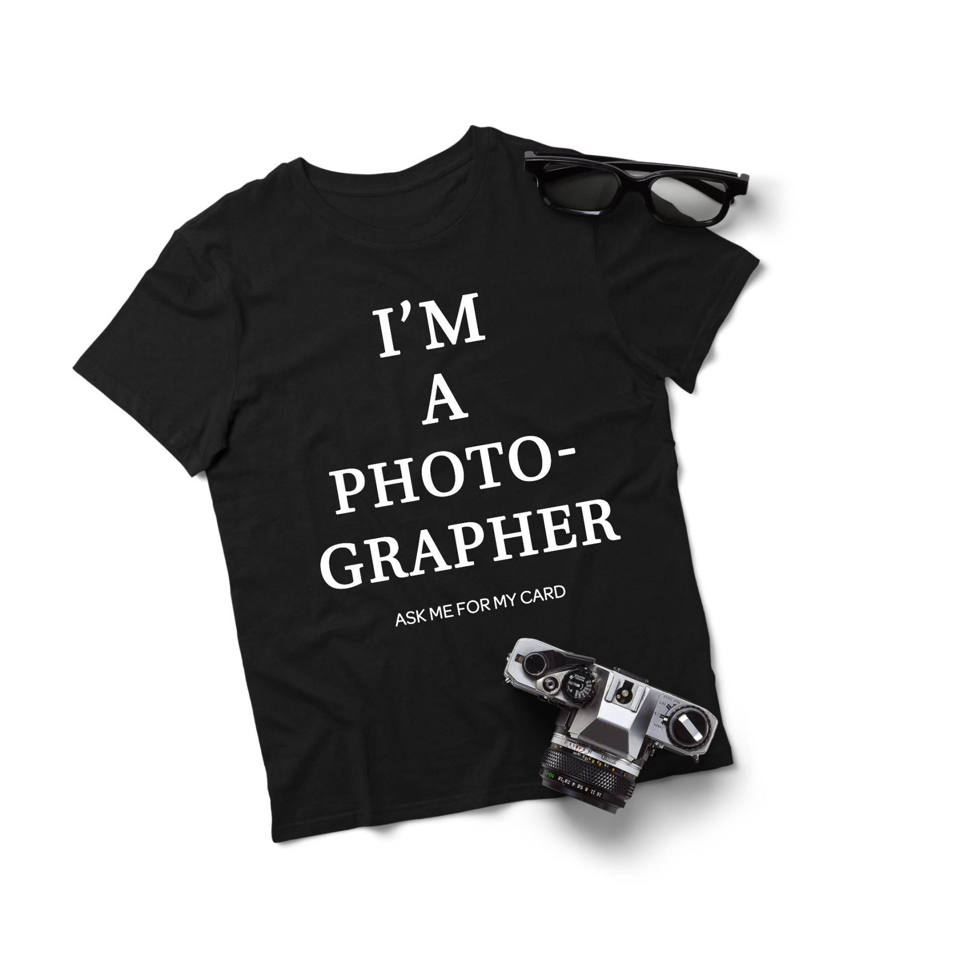 Ich Bin Ein Fotograf Kurzarm Unisex Marketing T-Shirt-Kamera Fotografie Liebhaber Geschenk T-Shirt Ich Bin Ein Fotograf Kurzarm Unisex Marketing T-Shirt-Kamera Fotografie Liebhaber Geschenk T-Shirt von GetTouchedDesigns