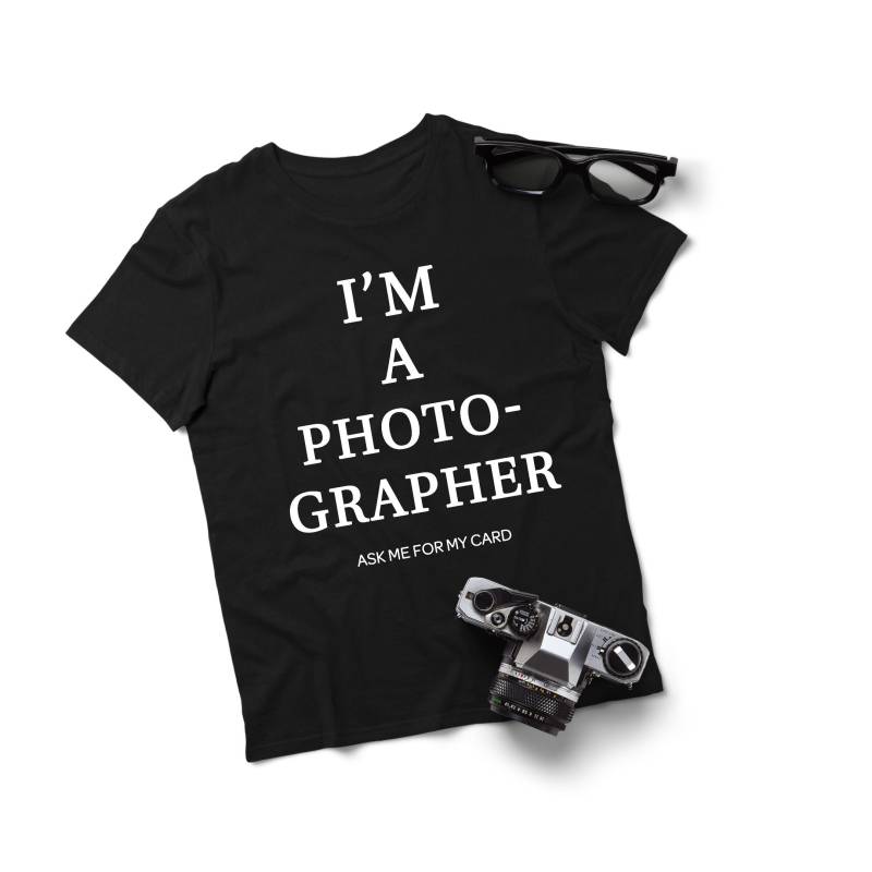 Ich Bin Ein Fotograf Kurzarm Unisex Marketing T-Shirt-Kamera Fotografie Liebhaber Geschenk T-Shirt Ich Bin Ein Fotograf Kurzarm Unisex Marketing T-Shirt-Kamera Fotografie Liebhaber Geschenk T-Shirt von GetTouchedDesigns
