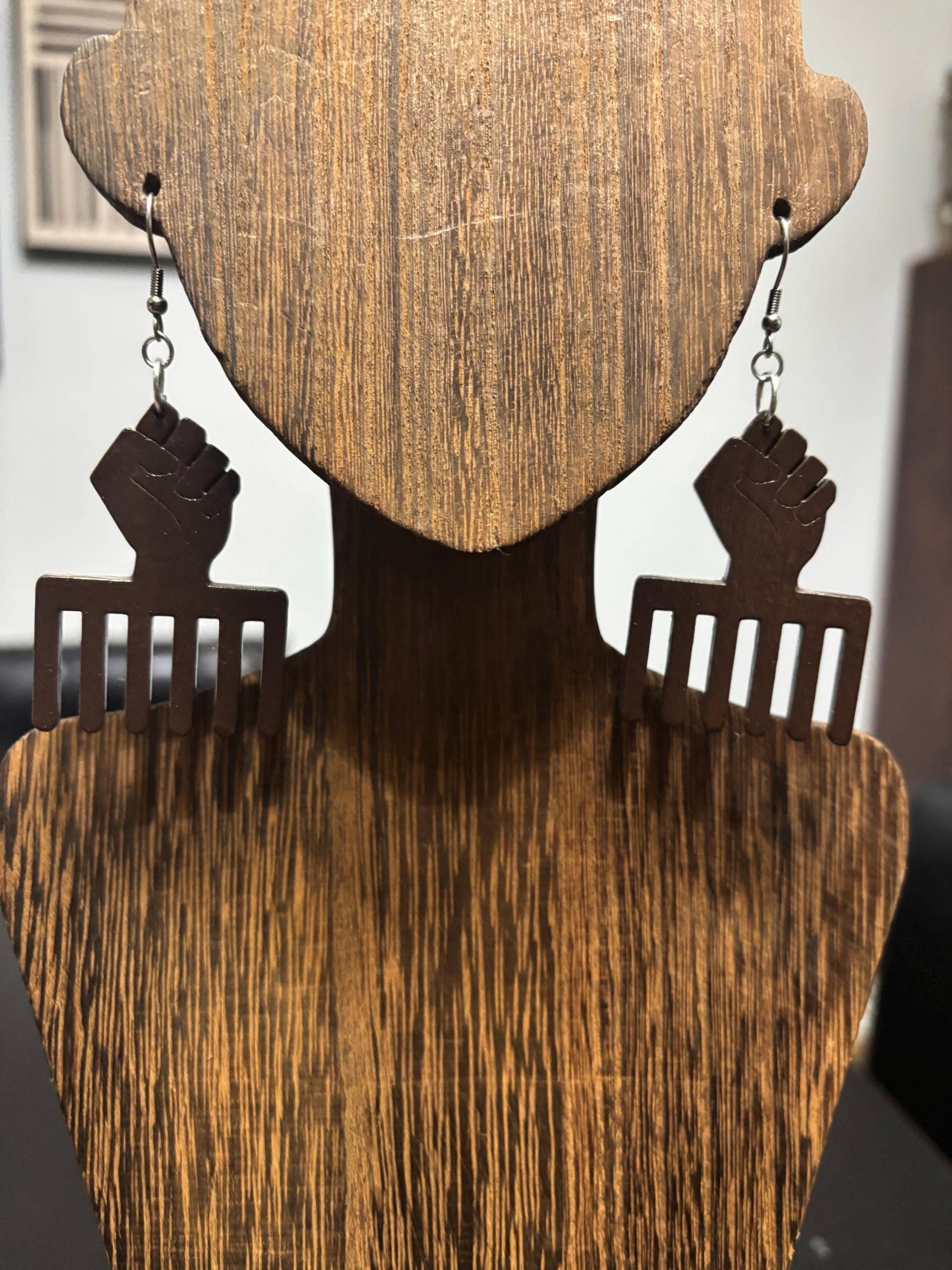 Braune Power Fist Pick Ohrringe von GetYourFleekOn