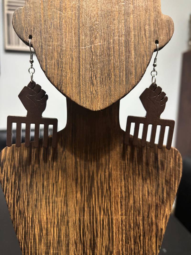 Braune Power Fist Pick Ohrringe von GetYourFleekOn