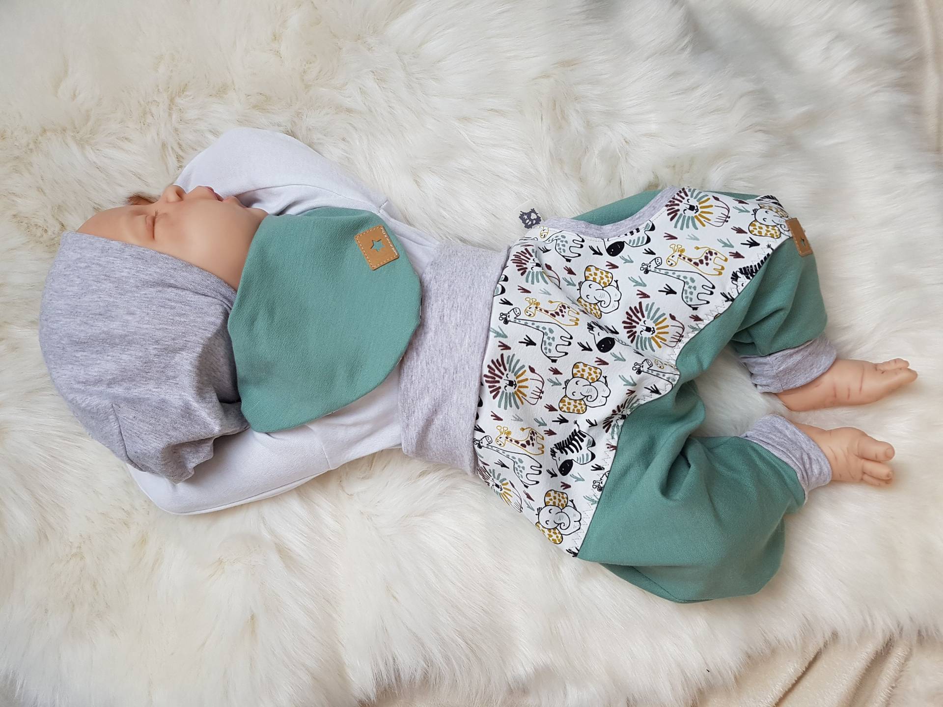 Baby-Set Pumphose+Halstuch+Beanie-Mütze Gr.(56-74 | 62-80 | 68-86 Geburts-Geschenk Löwe Junge Handmade Erstlingsset Babyhose Altgrün Baby-Set Pumphose+Halstuch+Beanie-Mütze Gr.(56-74 | 62-80 | 68-86 Geburts-Geschenk Löwe Junge Handmade Erstlingsset Babyhose Altgrün von GetigerterLoewe