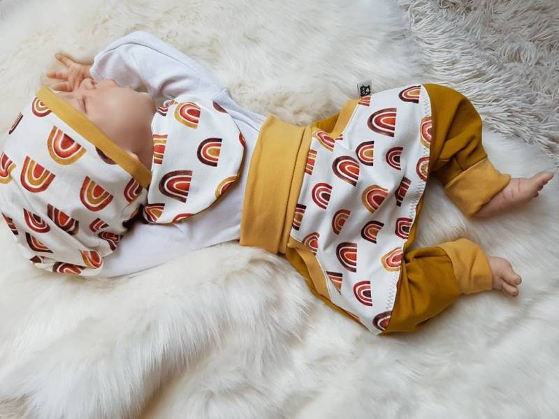Baby-Set Pumphose+Halstuch+Beanie-Mütze Gr.50, 56, 62, 68, 74, 80, 86, 92 Geburts-Geschenk Junge Handmade Erstlingsset Babyhose Regenbogen Senf von GetigerterLoewe