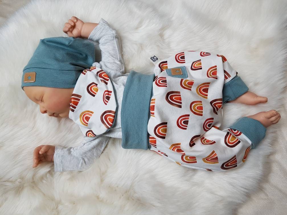 Baby-Set Pumphose+Halstuch+Beanie-Mütze Gr.50, 56, 62, 68, 74, 80, 86, 92 Geburts-Geschenk Junge Mädchen Handmade Erstlingsset Babyhose Regenbogen von GetigerterLoewe
