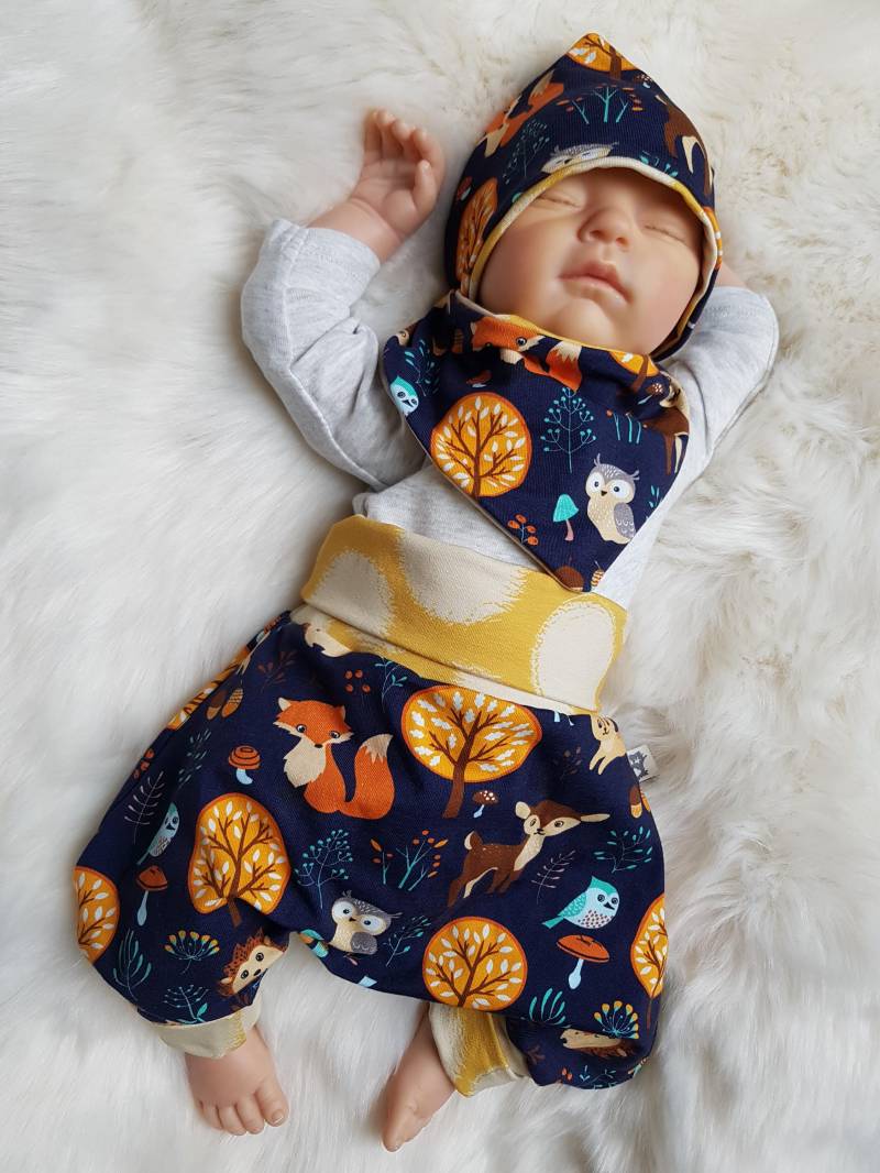 Baby-Set Pumphose+Halstuch+Beanie-Mütze Gr.50, 56, 62, 68, Geburts-Geschenk Junge Mädchen Erstlingsset Babyhose Waldtiere Blau Getigerter-Loewe von GetigerterLoewe