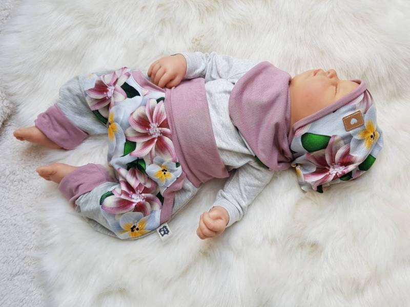 Baby Set Pumphose+Halstuch+Beanie-Mütze Gr.56/62/68/74/80 Geburts-Geschenk Mädchen, Blumen Rose Erstlingsset Getigerter-Loewe Babykleidung von GetigerterLoewe