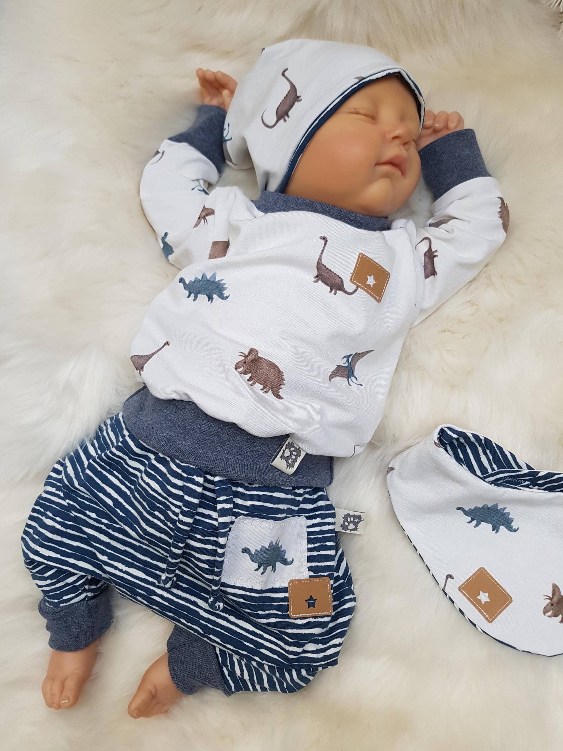 Babyset Pullover Pumphose Beanie-Mütze Halstuch Erstlingsset Gr 50 56 62 68 Jungsset Dinos Getigerter-Loewe Jerseyhose Blau Weiß Streifen von GetigerterLoewe