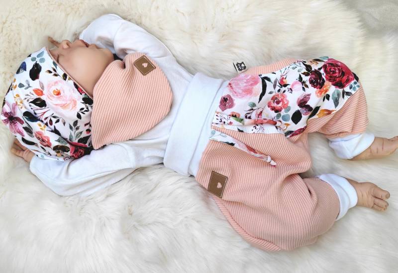 Babyset Pumphose Halstuch Und Beaniemütze Mit Blumenmuster Erstlingsset Babygeschenk Ottomanjersey Mädchenkleidung Rose Getigerter-Loewe von GetigerterLoewe