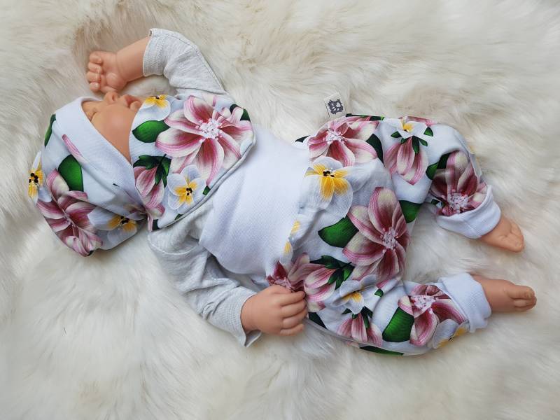 Babyset Pumphose Halstuch Und Beaniemütze Mit Blumenmuster Rose Weiß Erstlingsset Babygeschenk Geburtsgeschenk Mädchenhose von GetigerterLoewe