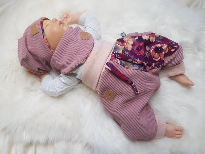 Babyset Pumphose Halstuch Und Beaniemütze Mit Blumenmuster Tiere Erstlingsset Babygeschenk Ottomanjersey Mädchenkleidung Aubergine Rose von GetigerterLoewe