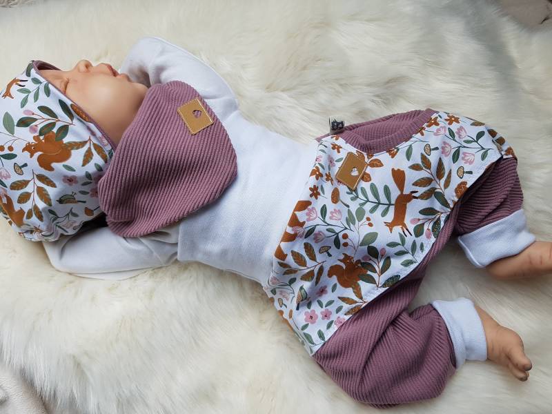 Babyset Pumphose Halstuch Und Beaniemütze Mit Blumenmuster Tiere Erstlingsset Babygeschenk Ottomanjersey Mädchenkleidung Aubergine Rose von GetigerterLoewe