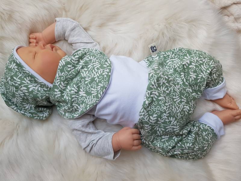 Babyset Pumphose Halstuch Und Beaniemütze Mit Blumenranken Grün Weiß Erstlingsset Babygeschenk Geburtsgeschenk Mädchenhose von GetigerterLoewe