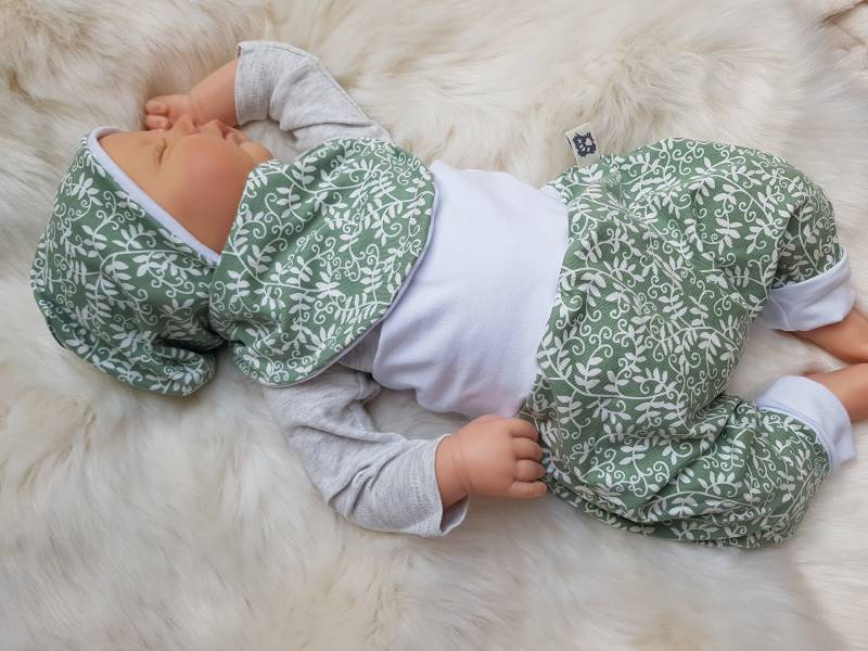Babyset Pumphose Halstuch Und Beaniemütze Mit Blumenranken Grün Weiß Erstlingsset Babygeschenk Geburtsgeschenk Mädchenhose von GetigerterLoewe