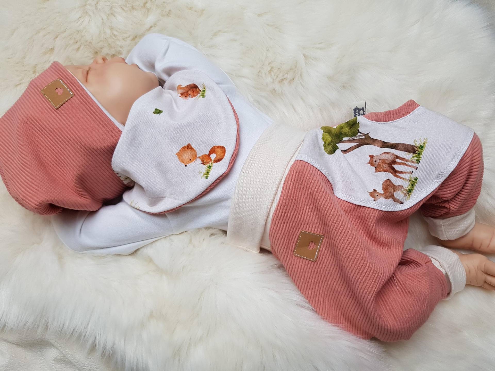 Babyset Pumphose Halstuch Und Beaniemütze Mit Tierchenmuster Rehe Erstlingsset Babygeschenk Ottomanjersey Mädchenkleidung Lachs von GetigerterLoewe