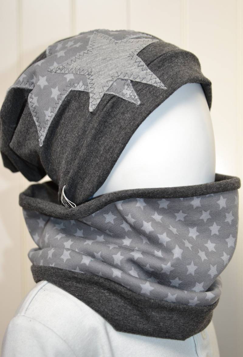 Beanie Mütze + Loopschal Set Gr 40-57cm Jungsmütze Kindermütze Sterne Grau Jerseymütze Übergangsmütze Getigerter-Löwe von GetigerterLoewe