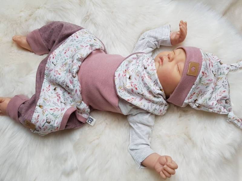 Pumphose Halstuch Und Beanie-Mütze Aus Jersey Geburts-Geschenk Handmade Erstlingsset Altrosa Blätter Blumen Getigerterloewe von GetigerterLoewe