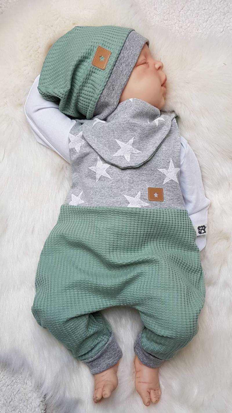 Set Strampler Mit Beaniemütze U Halstuch Gr.50/56/62/68/74/86 Altgrün Sterne Junge Mädchen Erstlingsset Getigerter-Loewe Geburtsgeschenk von GetigerterLoewe