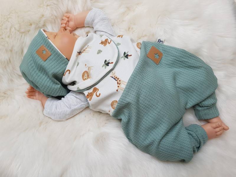 Set Strampler Mit Beaniemütze U Halstuch Gr.50/56/62/68/74/86 Altgrün Zootiere Mädchen Junge Erstlingsset Getigerter-Loewe Geburtsgeschenk von GetigerterLoewe