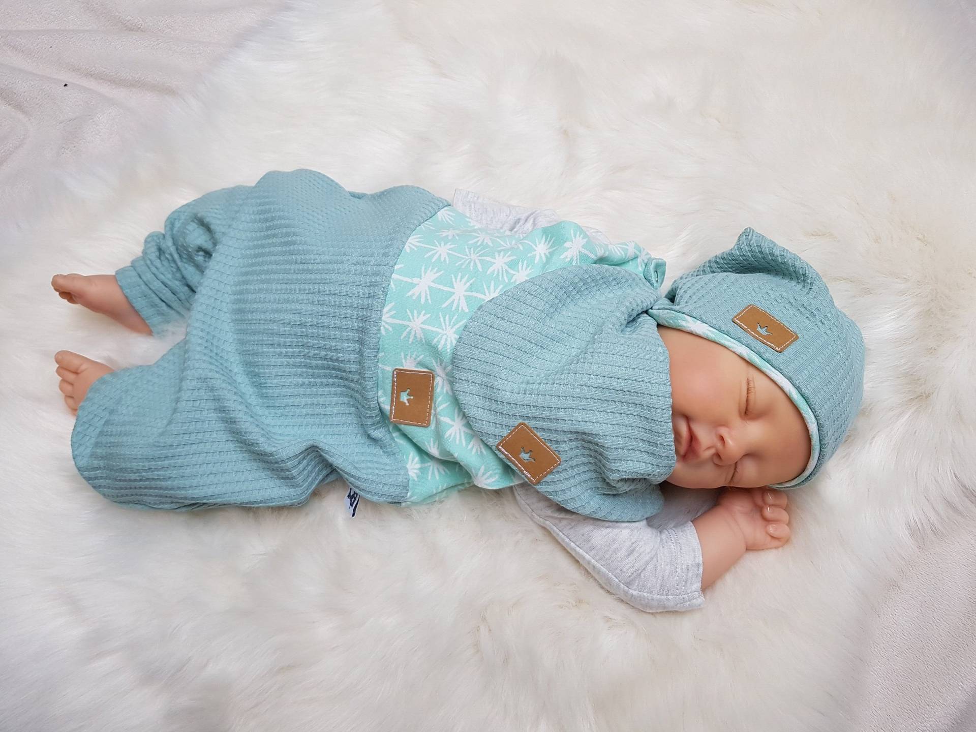 Set Strampler Mit Beaniemütze U Halstuch Gr.50/56/62/68/74/86 Mint Blumenranken Mädchen Erstlingsset Getigerter-Loewe Geburtsgeschenk von GetigerterLoewe