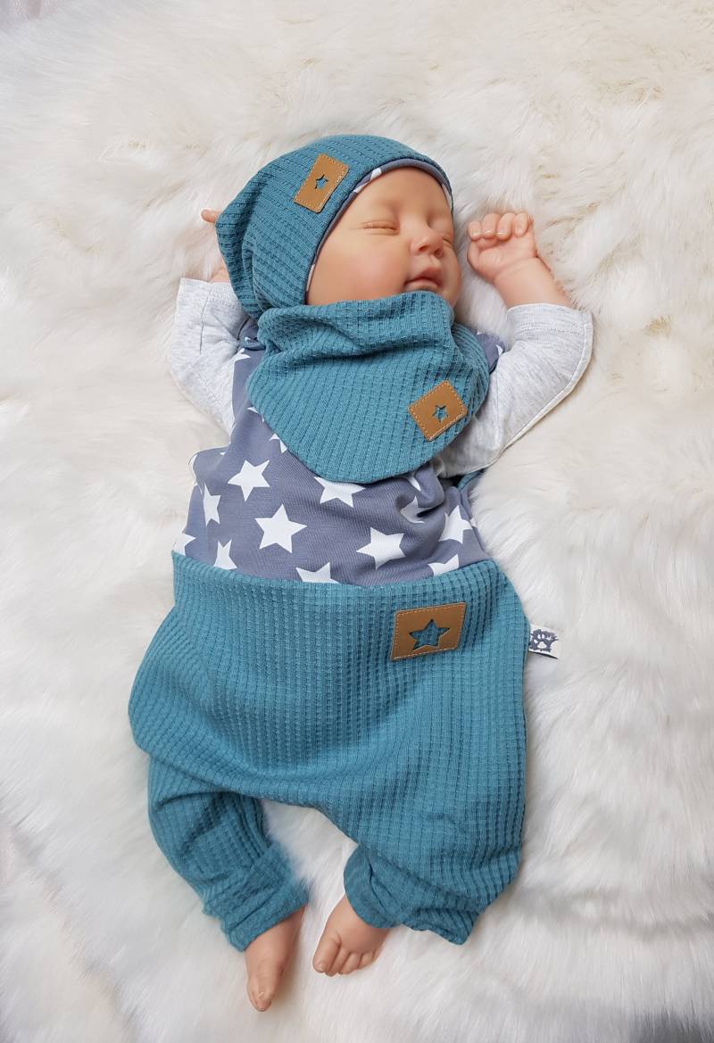 Set Strampler Mit Beaniemütze U Halstuch Gr.50/56/62/68/74/86 Petrol Sterne Grau Junge Mädchen Erstlingsset Getigerter-Loewe Geburtsgeschenk von GetigerterLoewe