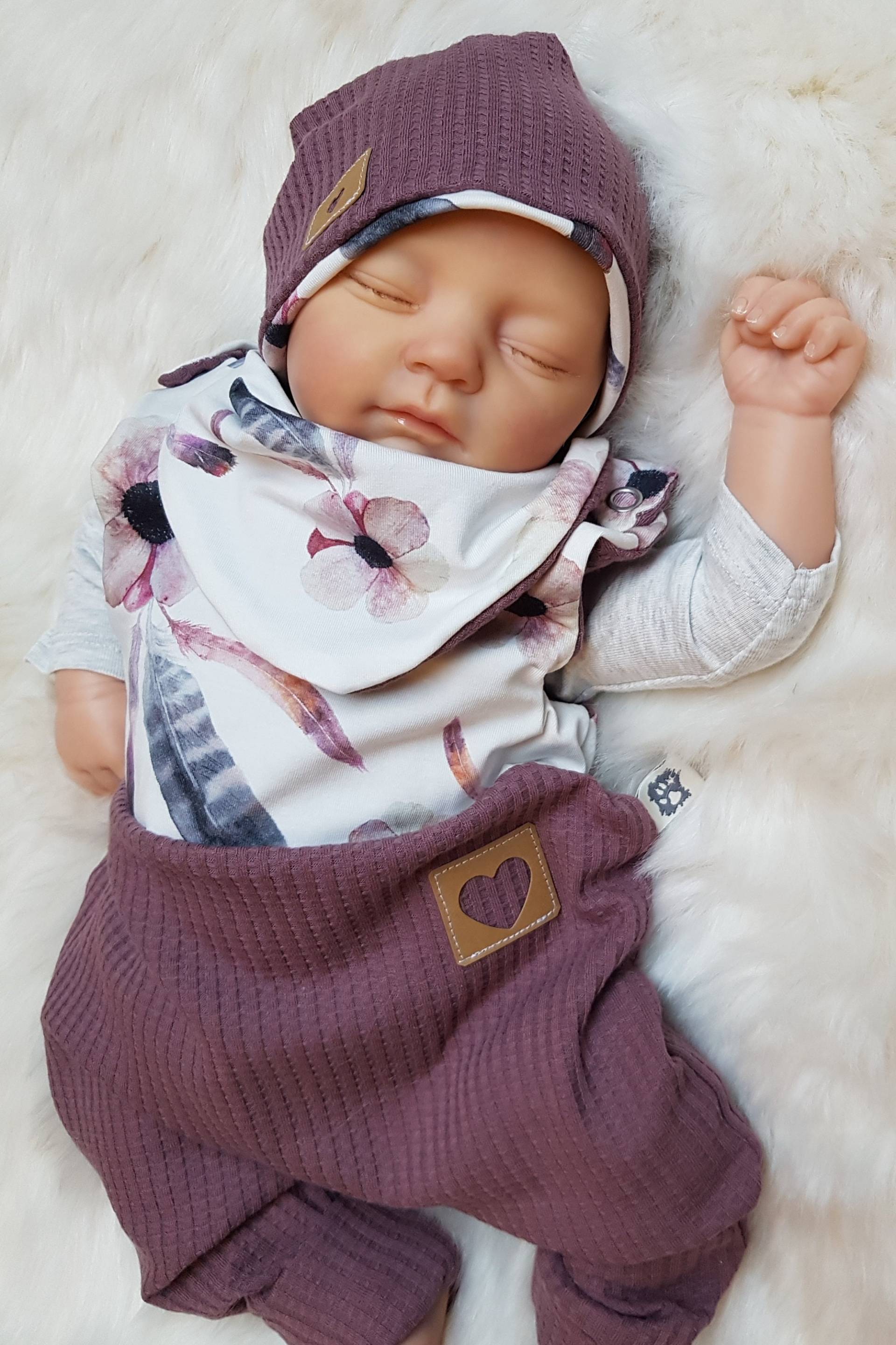 Set Strampler Mit Beaniemütze Und Halstuch Gr.50/56/62/68/74/86 Aubergine Blumen Mädchen Erstlingsset Getigerter-Loewe Geburtsgeschenk von GetigerterLoewe