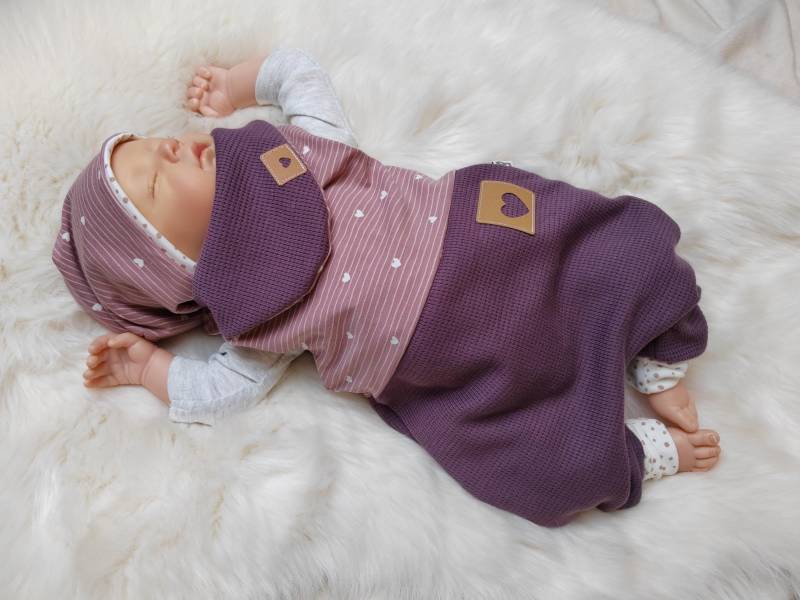 Set Strampler Mit Beaniemütze Und Halstuch Gr.50/56/62/68/74/86 Aubergine Herzchen Mädchen Erstlingsset Getigerter-Loewe Geburtsgeschenk von GetigerterLoewe