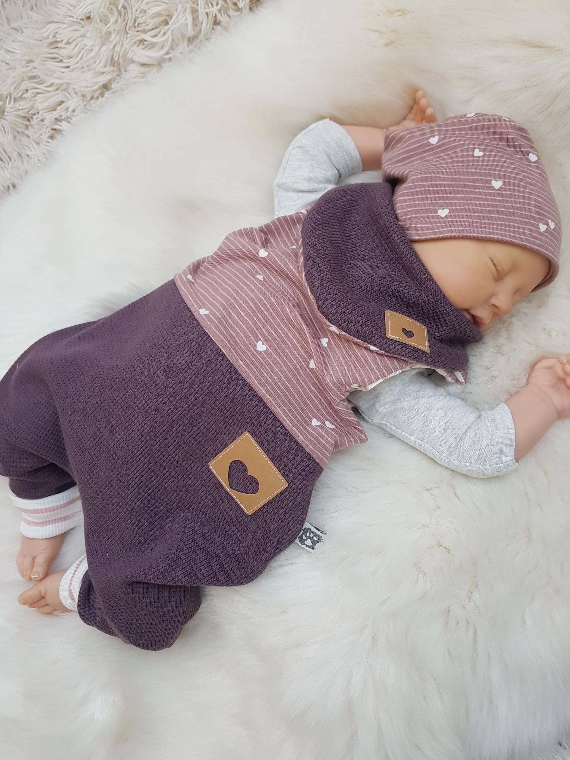 Set Strampler Mit Beaniemütze Und Halstuch Gr.50/56/62/68/74/86 Aubergine Herzchen Mädchen Erstlingsset Getigerter-Loewe Geburtsgeschenk von GetigerterLoewe