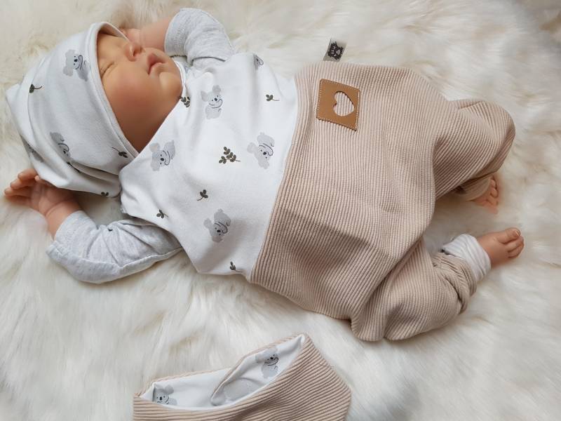 Set Strampler Mit Beaniemütze Und Halstuch Gr.50/56/62/68/74/86 Koalabär Beige Mädchen Erstlingsset Getigerter-Loewe Geburtsgeschenk von GetigerterLoewe