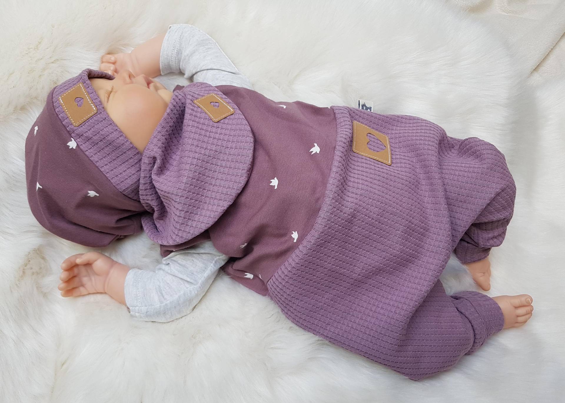 Set Strampler Mit Beaniemütze Und Halstuch Gr.50/56/62/68/74/86 Aubergine Mauve Vögel Mädchen Erstlingsset Getigerter-Loewe Geburtsgeschenk von GetigerterLoewe