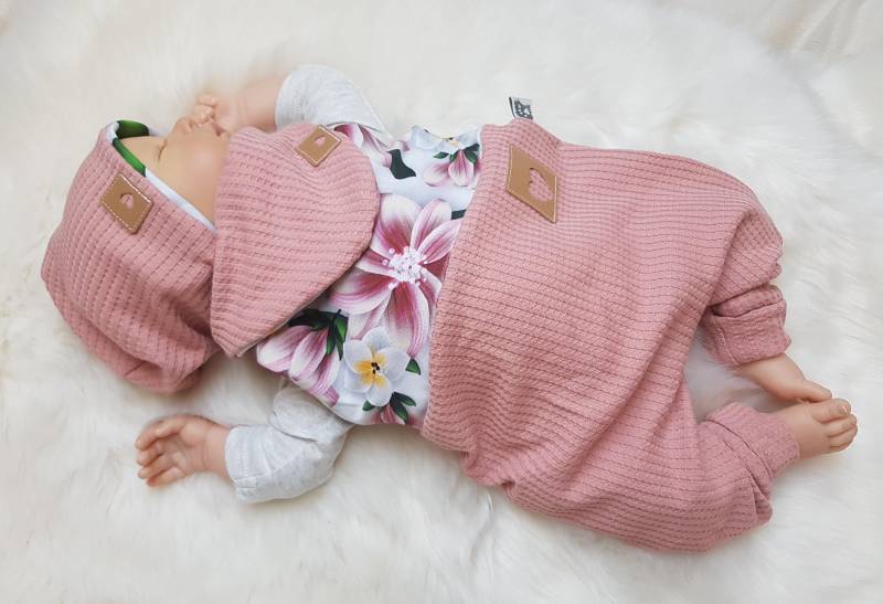 Set Strampler Mit Beaniemütze Und Halstuch Gr.50/56/62/68/74/86 Rosa Blumen Mädchen Erstlingsset Getigerter-Loewe Geburtsgeschenk von GetigerterLoewe