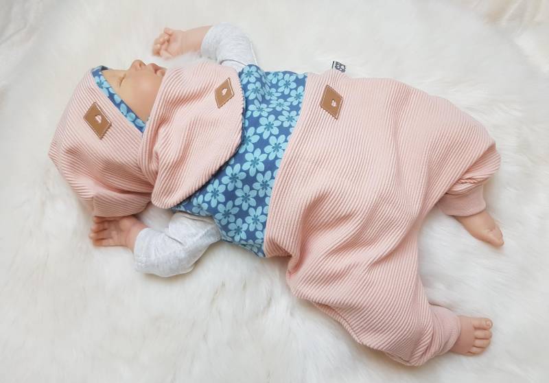 Set Strampler Mit Beaniemütze Und Halstuch Gr.50/56/62/68/74/86 Rosa Blumen Mädchen Erstlingsset Getigerter-Loewe Geburtsgeschenk von GetigerterLoewe