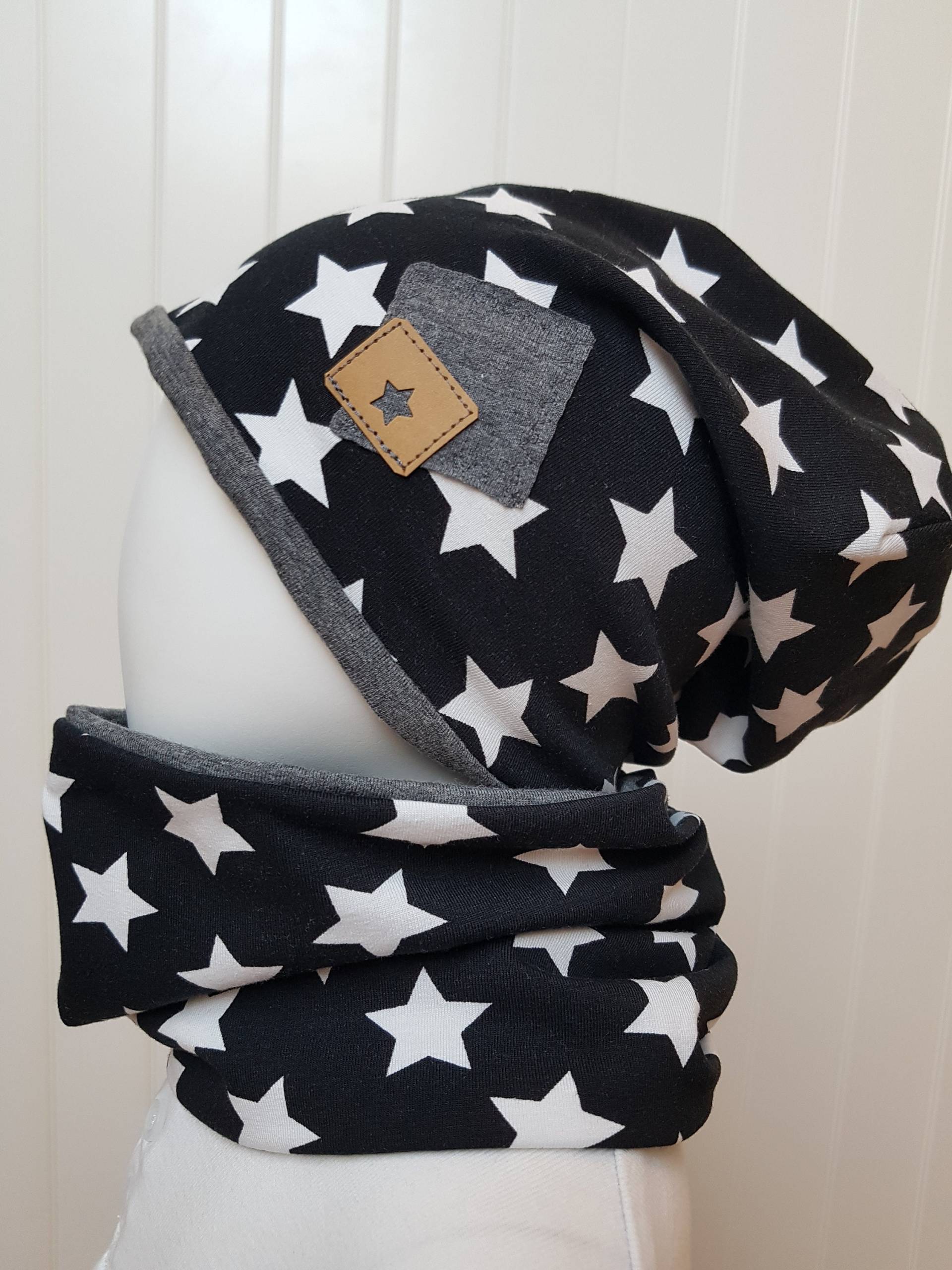 Wende-Beanie Mütze Loopschal Set Gr 40-57cm Jungsmütze Kindermütze Jerseymütze Sterne Schwarz Weiß Übergangsmütze Getigerter-Löwe von GetigerterLoewe