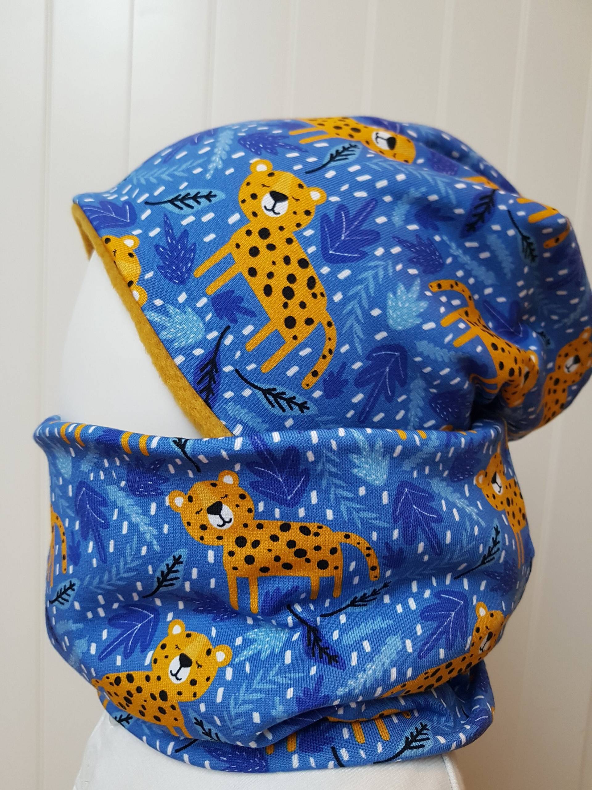 Winter Beanie Mütze + Loopschal Set Gr 40, 45, 47, 50, 51, 53, 55, 55-57cm Jungsmütze Kindermütze Leopard Blau Senfgelb Getigerter-Löwe von GetigerterLoewe