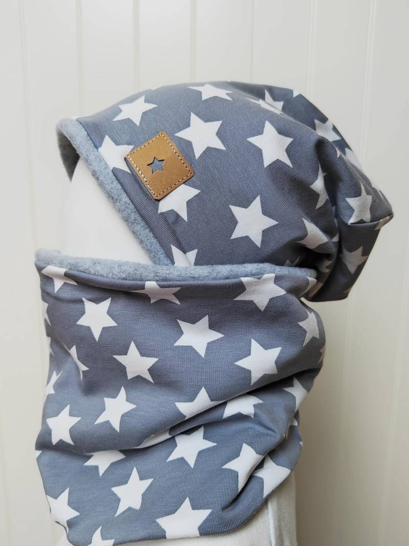 Winter-Beanie Mütze + Loopschal Set Gr 40-57cm Jungsmütze Kindermütze Fleecemütze Sterne Hellgrau Weiß Winterset Junge Warm Getigerter-Löwe von GetigerterLoewe