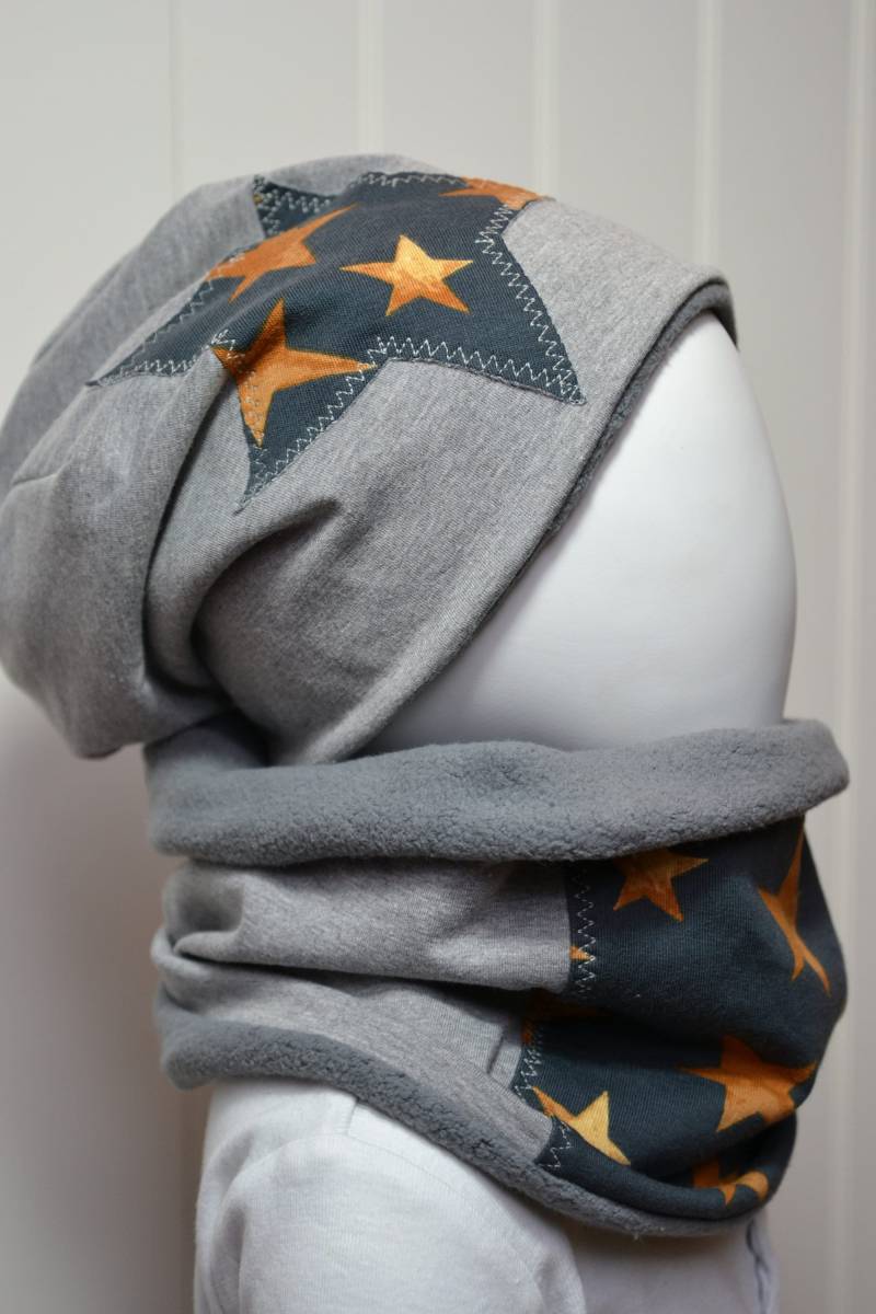 Winter-Beanie Mütze + Loopschal Set Gr 40-57cm Jungsmütze Kindermütze Wintermütze Fleecemürze Sterne Orange-Gold Getigerter-Löwe von GetigerterLoewe