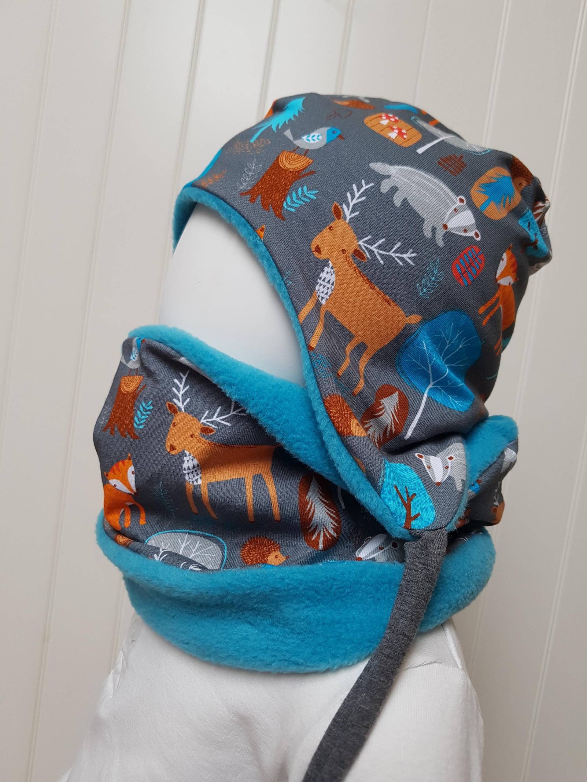 Winter-Ohren-Mütze + Loopschal Set Gr 40-56cm Jungsmütze Kindermütze Fleecemütze Waldtiermütze Grau Winterset Junge Getigerter-Löwe von GetigerterLoewe